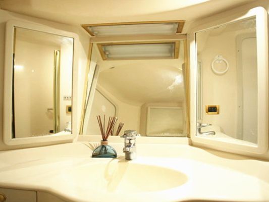 Motor Yacht Boat Charter in